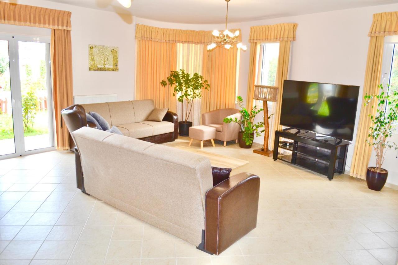 Giorgos Large Size Apartments -Family Friendly With Free Parking And Yard Views Héraklion Extérieur photo